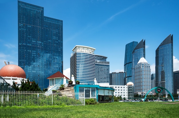 Park-Rasen und moderne städtische Architektur in Qingdao, China