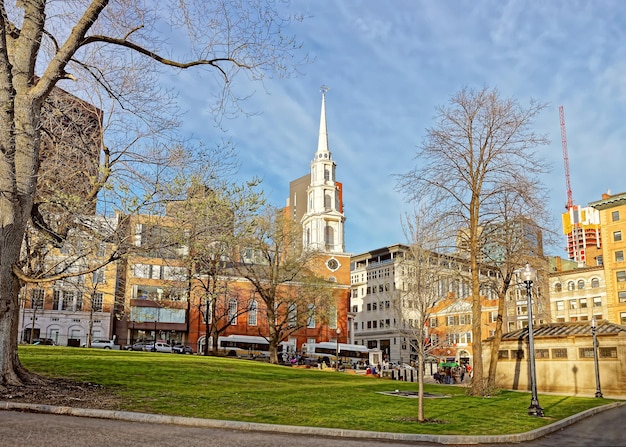 Park Street Church em Boston Parque público comum no centro de Boston, Massachusetts, nos Estados Unidos. Pessoas no fundo