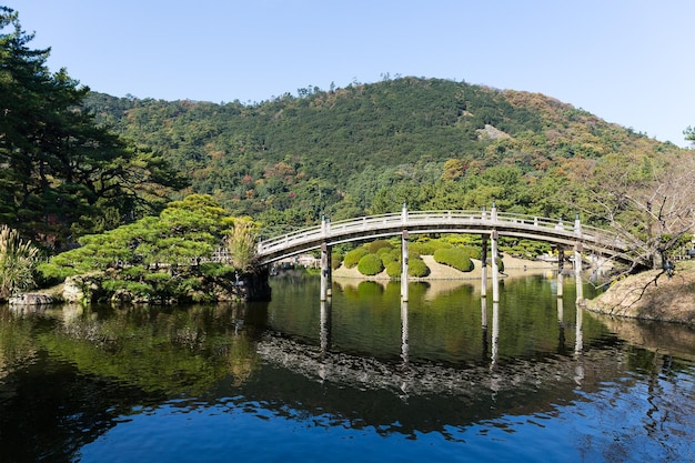 Park und Brücke des japanischen Ritsurin