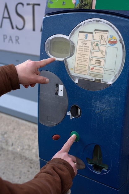 Parkautomatenticket benötigen eine Münze