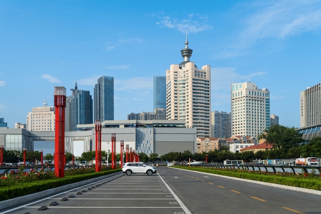 Parken des Finanzzentrums im Freien in Qingdao, China