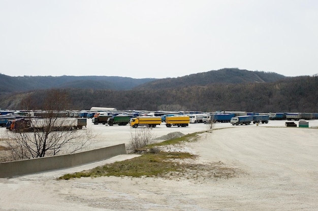 Parken mit Lkw während des Transports Lkw-Rastplatz Logistik