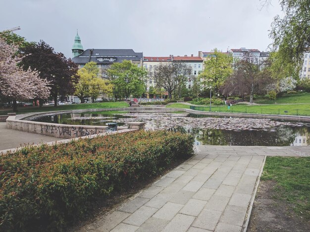 Parken Sie in der Stadt gegen den Himmel