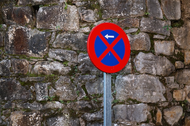 Foto parken verboten verkehrszeichen in der straße