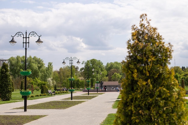 Parkgasse in Dendrariu Chisinau Leute, die auf Gassenfrühlingspark gehen