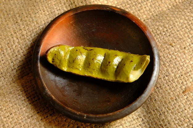 Parkia speciosa, el frijol amargo, el frijol de racimo torcido o el frijol apestoso.petai hervido en una loza