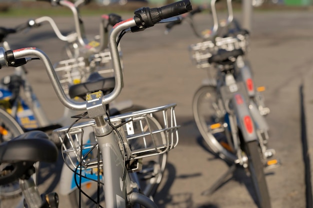 Parking de bicicletas en la ciudad alquiler de bicicletas