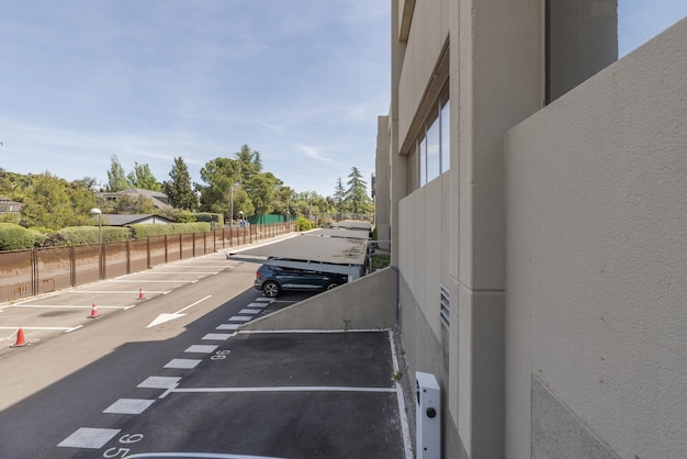 Parking descubierto con cargador rápido para vehículos eléctricos