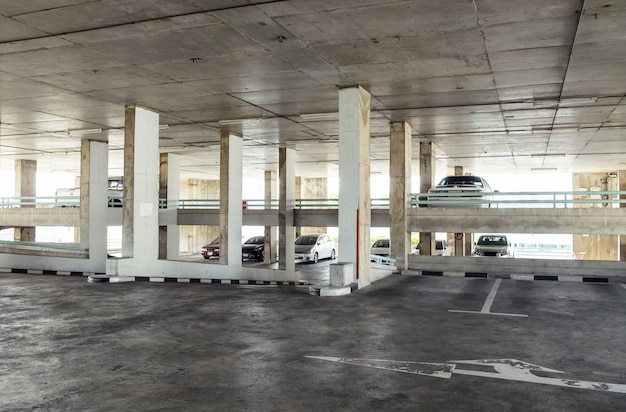 Parking interior edificio antiguo.