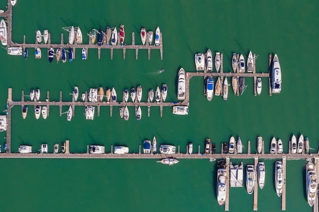 Parking de yates y lanchas rápidas en el mar