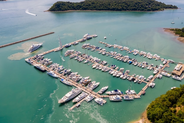 Parking de yates y lanchas rápidas en el mar