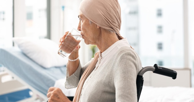 Parkinson-Krebs und ältere Frau im Krankenhaus im Rollstuhl mit Wasser nach Chemotherapie oder Behandlung Gesundheitsversorgung älterer Menschen und weibliche Patienten mit Behinderung Krankheit oder Krankheit und Depression