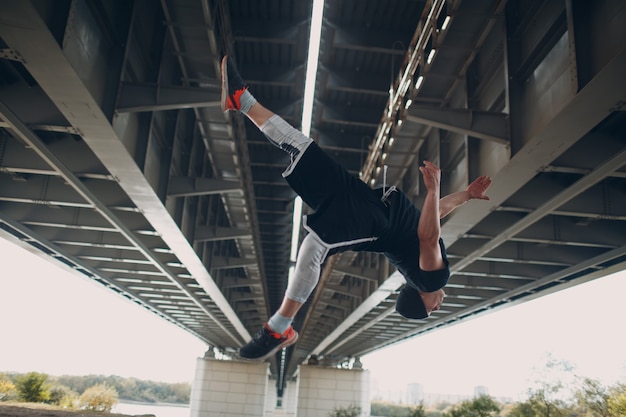 Parkour junger Mann Outdoor-Konzept