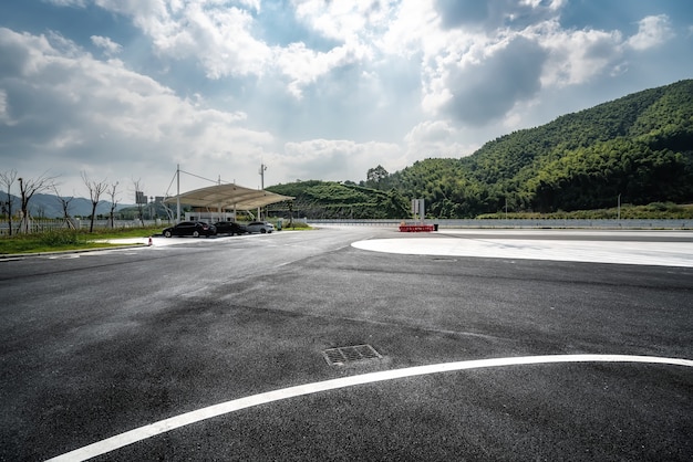 Parkplatz auf Asphaltboden und Servicebereich