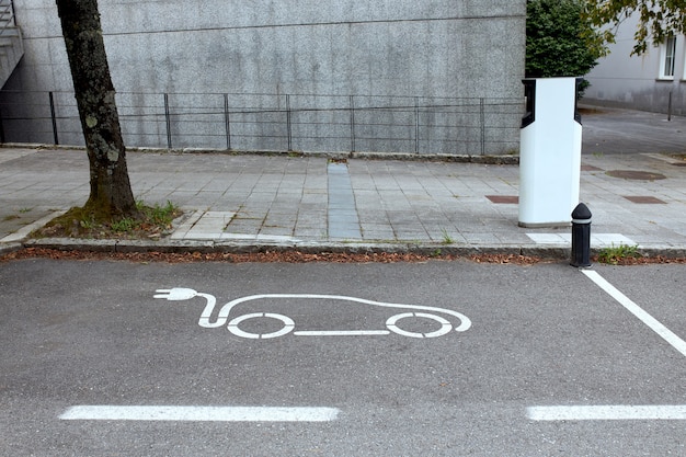 Parkplatz für Elektroautos mit Ladestation.