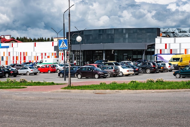 Parkplatz in der nähe des einkaufszentrums.