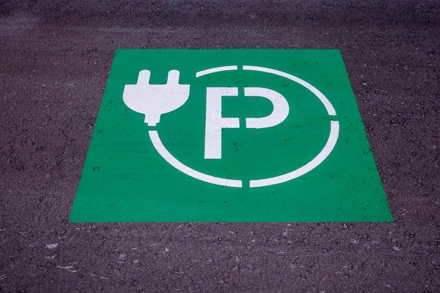 Parkplatz mit Logo zum Aufladen von Elektroautos