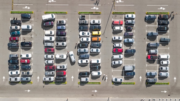 Parkplatz mit vielen autos luft oben drohnenansicht von oben, stadtverkehr und stadtkonzept