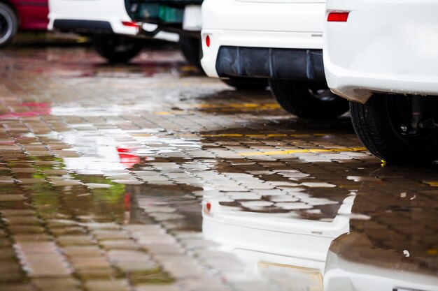 Parkplatz mit Wasser auf dem Boden am Regentag