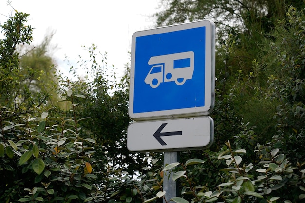 Parkplatzschildbereich für Wohnmobilbeschilderung mit blauem Straßenschild