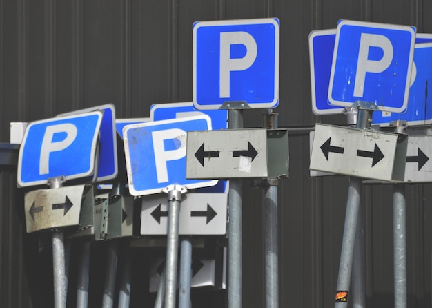 Foto parkplatzschilder gegen wellguss