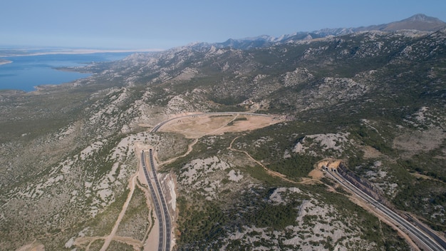 parkt Bergstraßen und Autobahnen Kroatiens von einer Drohne aus