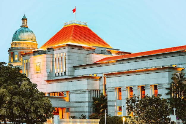 Parlament und Old Supreme Court Building am Boat Quay in Singapur bei Nacht. Es ist beleuchtet