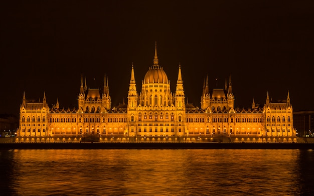 Parlamento de Budapest en la noche