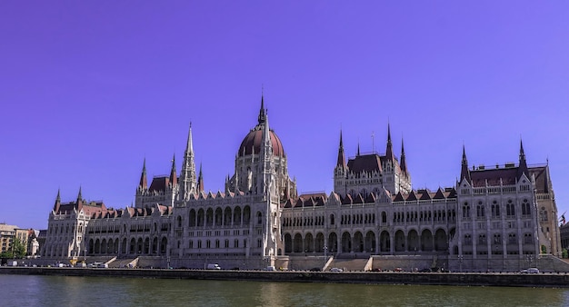 Parlamento de Budapest visto desde el río Danubio