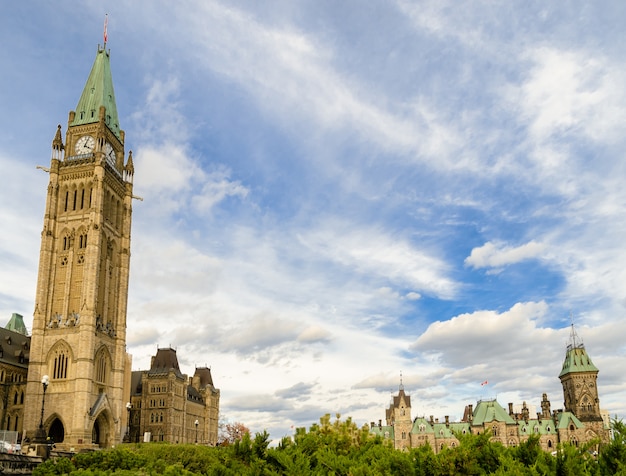 Parlamento canadiense con la Torre de la Paz y el Bloque Este en Ottawa, Canadá