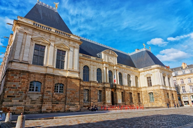 Parlamento da região da Bretanha, no centro da cidade de Rennes, na França. Pessoas no fundo.