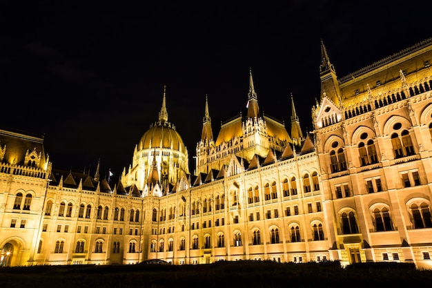 Parlamento de budapeste, edifício à noite com céu escuro