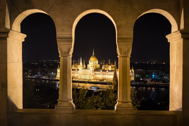 Parlamento de budapeste, visto a partir dos arcos do bastião dos pescadores