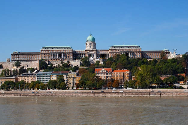 Parlamento em Budapeste, Hungria em um dia ensolarado do outro lado do rio