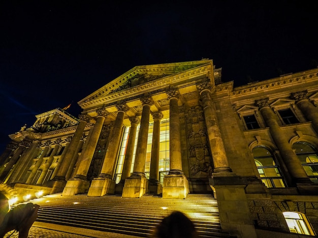 Parlamento de HDR Bundestag en Berlín en la noche