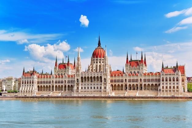 Parlamento húngaro durante o dia. Budapeste. Vista da margem do rio Danúbio.