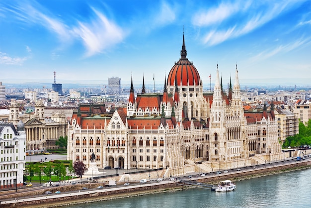 Parlamento húngaro durante o dia. Budapeste. Vista do antigo bastião dos pescadores. Hungria.