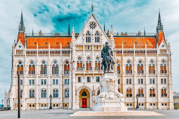 Parlamento húngaro con estatua Andrassy Gyvla. Budapest.
