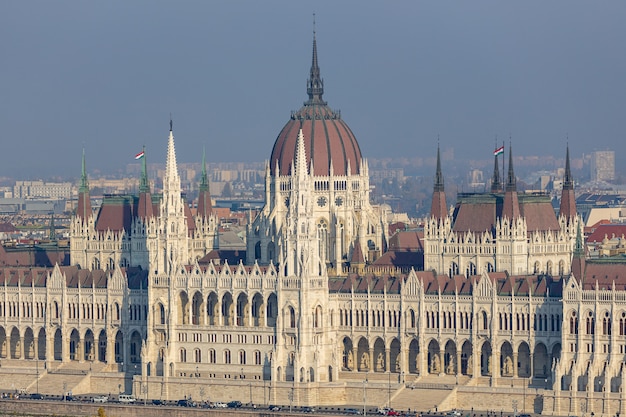 Parlamento húngaro famoso edifício no rio danúbio na cidade de budapeste