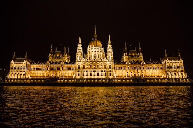 Parlamento húngaro de noche en Budapest