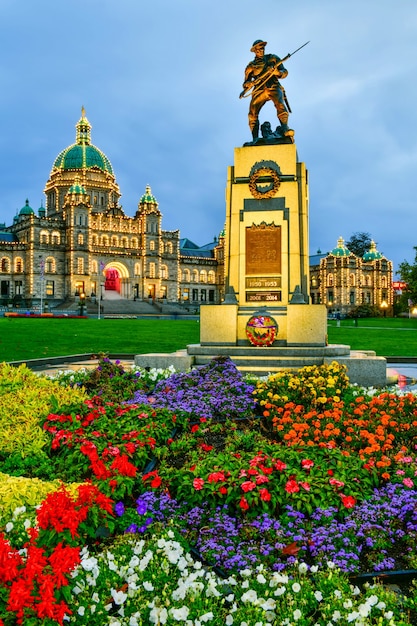 El Parlamento Provincial de Victoria en el momento del crepúsculo, British Columbia, Canadá