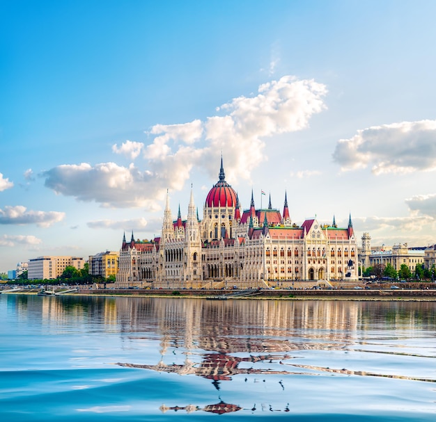 El Parlamento y el río Danubio en Budapest