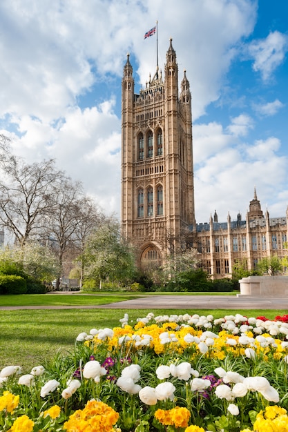 Parlamentsgebäude in London im Frühjahr