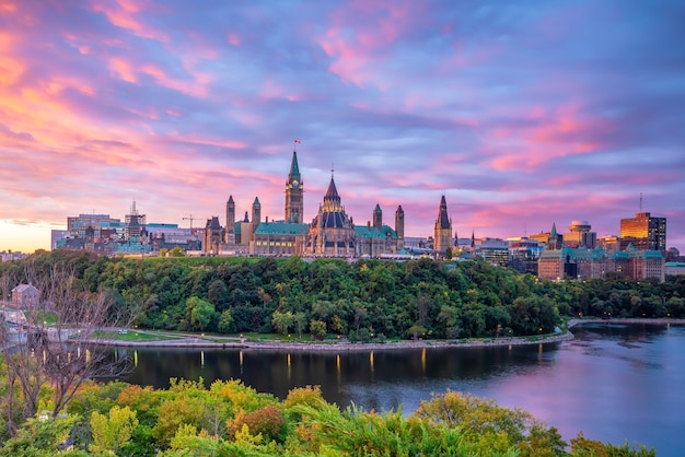 Parliament Hill em Ottawa, Ontário, Canadá ao pôr do sol