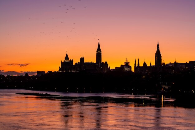 Parliament Hill em Ottawa, Ontário, Canadá ao pôr do sol