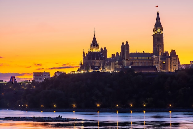 Parliament Hill in Ottawa, Ontario, Kanada bei Sonnenuntergang