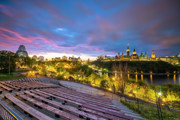 Parliament Hill en Ottawa, Ontario, Canadá al atardecer