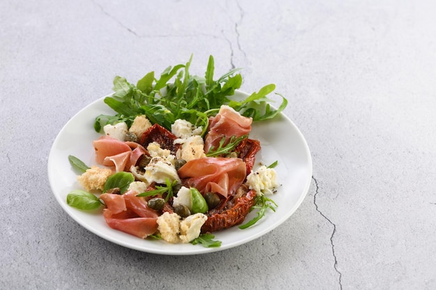 Parmaschinken mit Mozzarella und getrockneten Tomaten