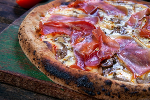 Parmaschinkenpizza im Holzofen gebacken