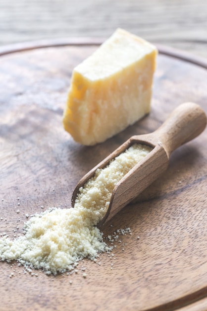 Parmesan auf dem Holzbrett